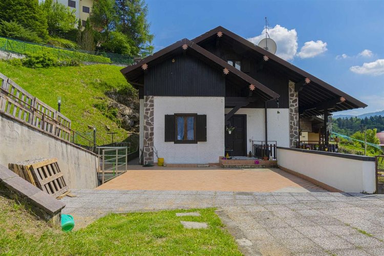 Serina Bagnella, introvabile villa singola con giardino privato, cantina e ampio box auto Serina