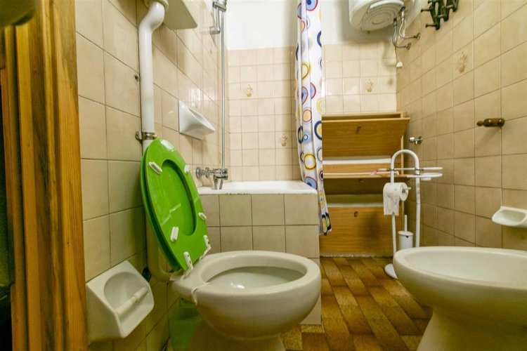 Carona, adorabile piede-a-terre con cantina Carona