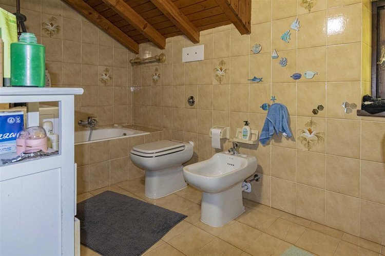 Serina Bagnella, introvabile villa singola con giardino privato, cantina e ampio box auto Serina