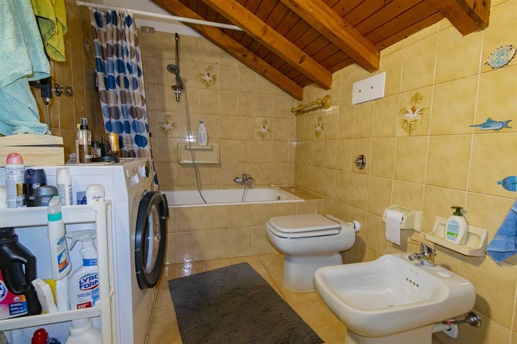 Serina Bagnella, introvabile villa singola con giardino privato, cantina e ampio box auto Serina