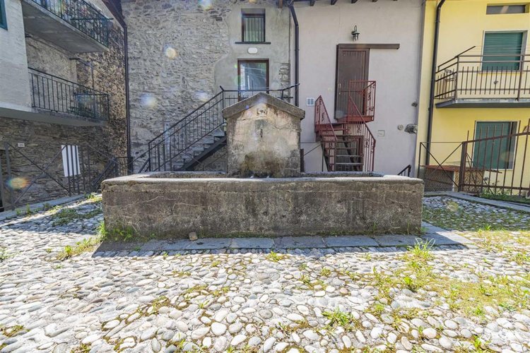 Carona, adorabile piede-a-terre con cantina Carona