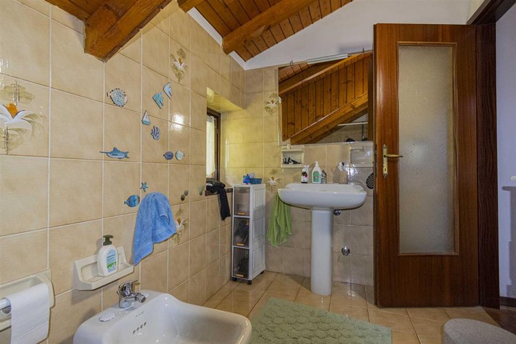 Serina Bagnella, introvabile villa singola con giardino privato, cantina e ampio box auto Serina