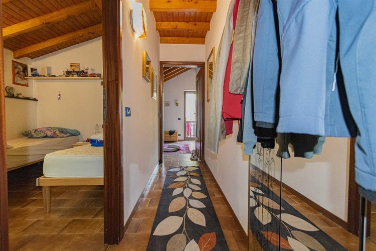 Serina Bagnella, introvabile villa singola con giardino privato, cantina e ampio box auto Serina