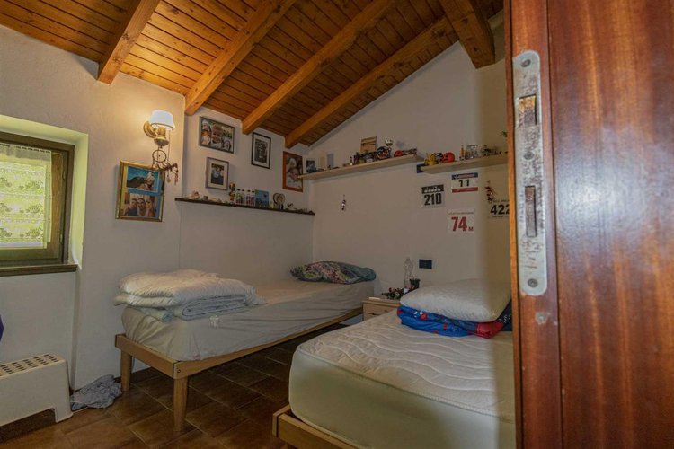 Serina Bagnella, introvabile villa singola con giardino privato, cantina e ampio box auto Serina