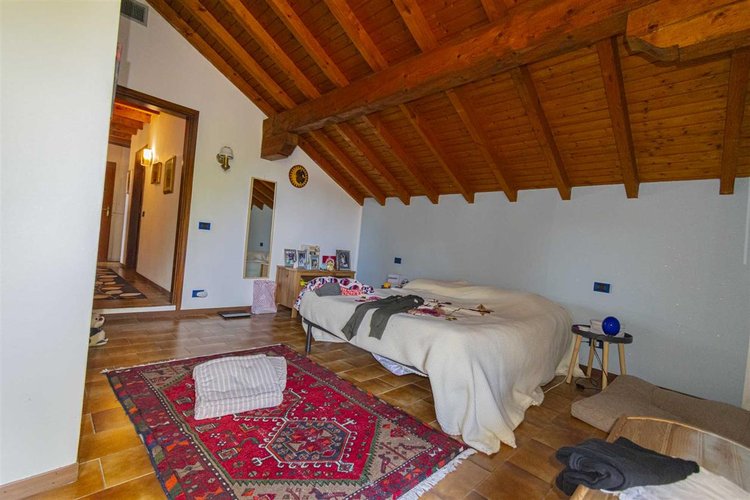 Serina Bagnella, introvabile villa singola con giardino privato, cantina e ampio box auto Serina