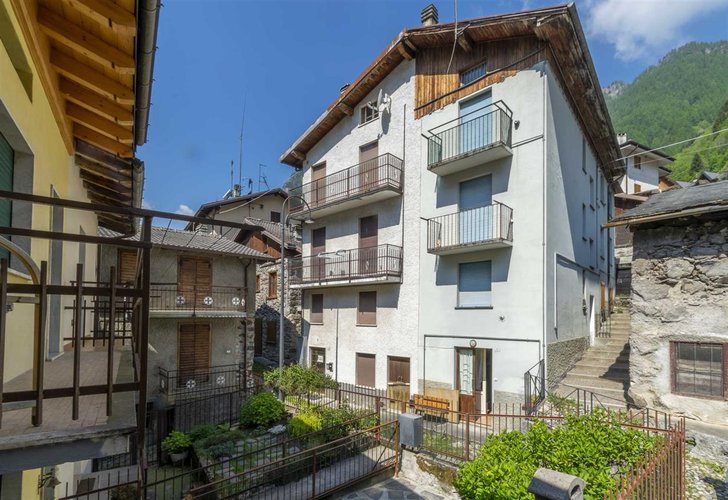 Carona, adorabile piede-a-terre con cantina