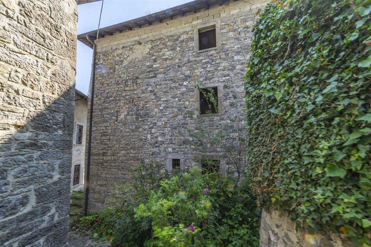 Corna Imagna, imperdibile porzione di casale in pietra in contrada storica Corna Imagna