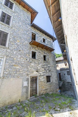 Corna Imagna, imperdibile porzione di casale in pietra in contrada storica Corna Imagna
