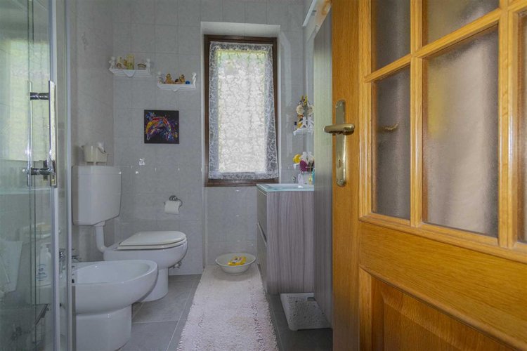 Serina Bagnella, introvabile villa singola con giardino privato, cantina e ampio box auto Serina