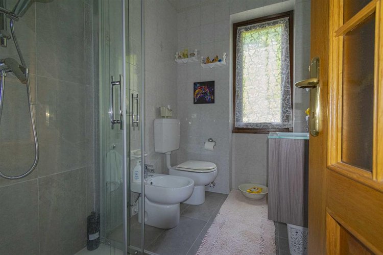 Serina Bagnella, introvabile villa singola con giardino privato, cantina e ampio box auto Serina
