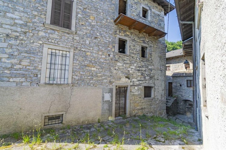 Corna Imagna, imperdibile porzione di casale in pietra in contrada storica Corna Imagna