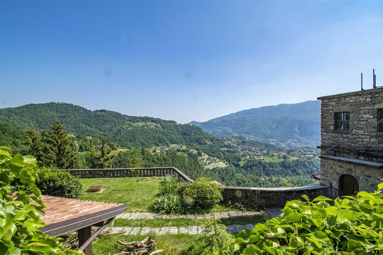 Corna Imagna, imperdibile porzione di casale in pietra in contrada storica Corna Imagna