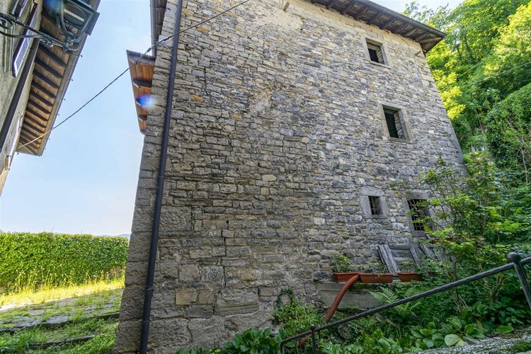 Corna Imagna, imperdibile porzione di casale in pietra in contrada storica Corna Imagna