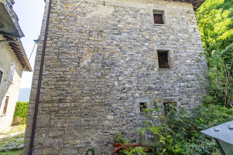 Corna Imagna, imperdibile porzione di casale in pietra in contrada storica Corna Imagna