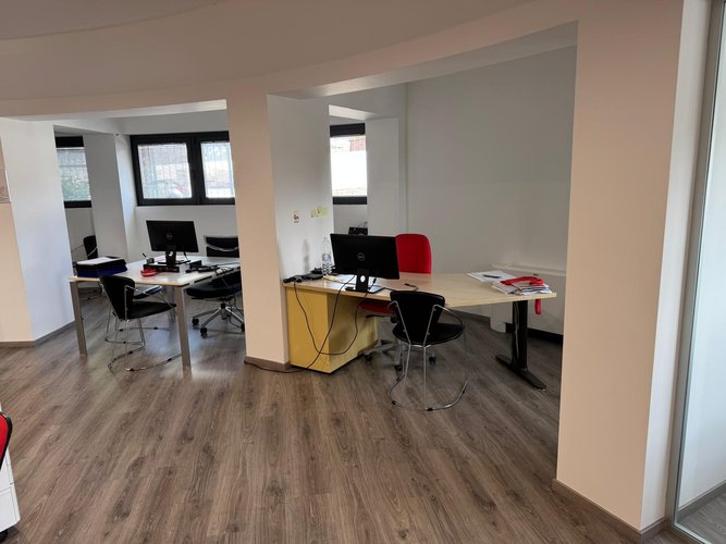 AFFITTASI PRESTIGIOSO UFFICIO IN VIALE GIULIO CESARE Bergamo