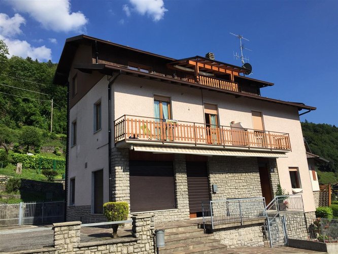 Serina, immersa nel verde, porzione di villetta con box auto