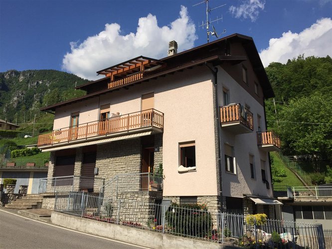 Serina, immersa nel verde, porzione di villetta con box auto Serina