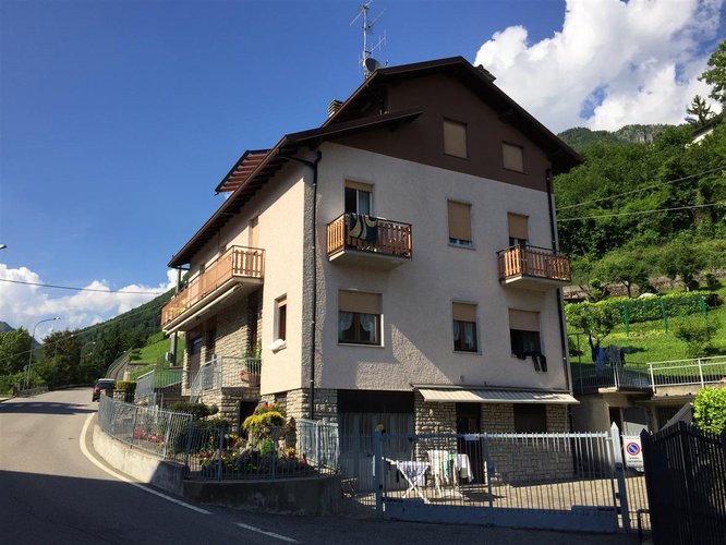 Serina, immersa nel verde, porzione di villetta con box auto Serina