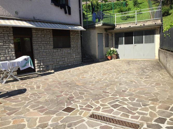 Serina, immersa nel verde, porzione di villetta con box auto Serina