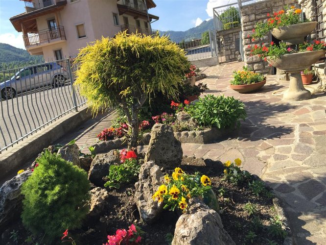 Serina, immersa nel verde, porzione di villetta con box auto Serina