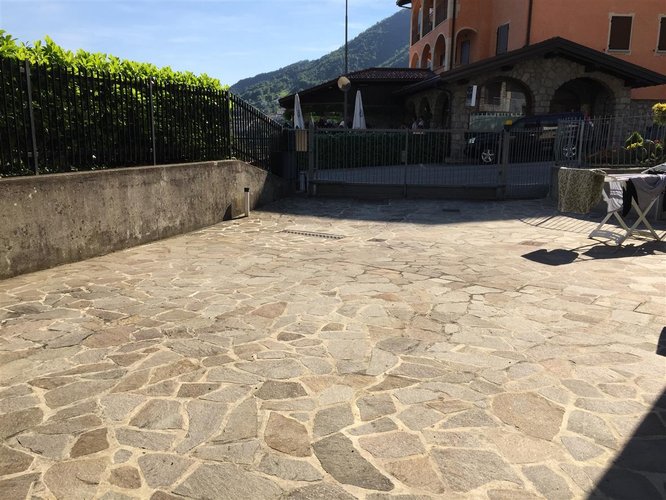 Serina, immersa nel verde, porzione di villetta con box auto Serina