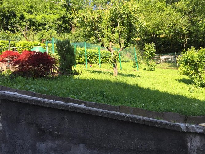 Serina, immersa nel verde, porzione di villetta con box auto Serina
