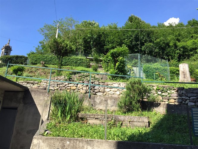 Serina, immersa nel verde, porzione di villetta con box auto Serina