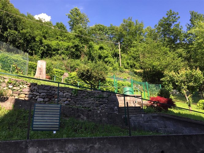 Serina, immersa nel verde, porzione di villetta con box auto Serina