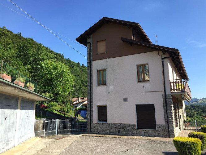 Serina, immersa nel verde, porzione di villetta con box auto Serina