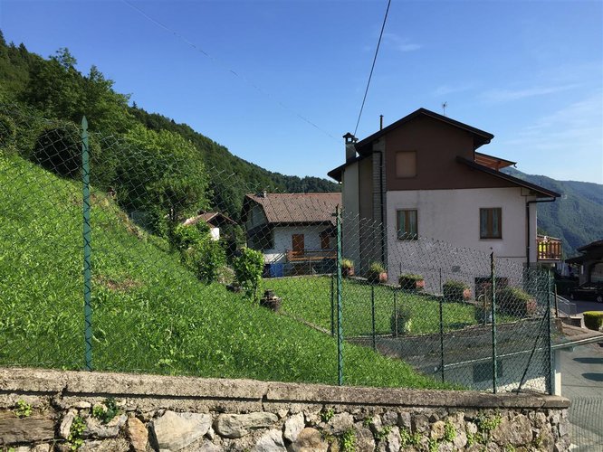 Serina, immersa nel verde, porzione di villetta con box auto Serina
