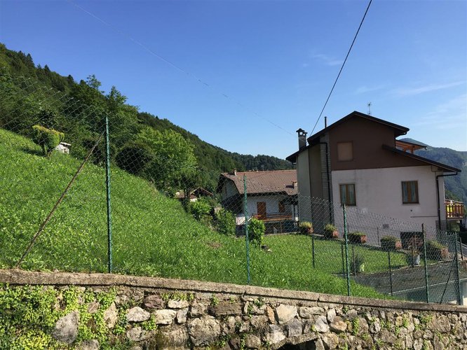 Serina, immersa nel verde, porzione di villetta con box auto Serina