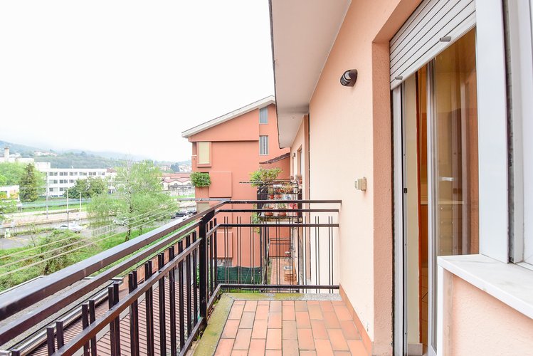 (12.25) Bilocale - Erba Erba
