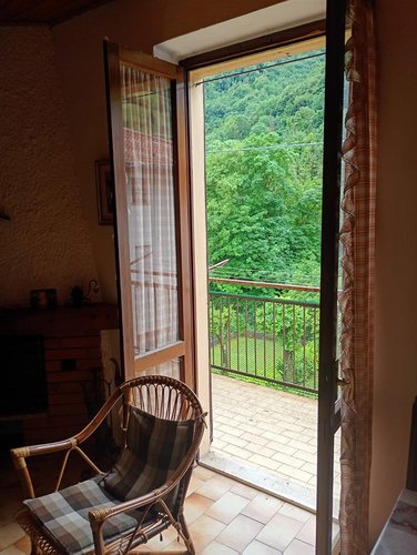 Serina, centralissimo trilocale arredato e balconato Serina