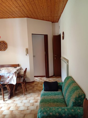 Serina, centralissimo trilocale arredato e balconato Serina