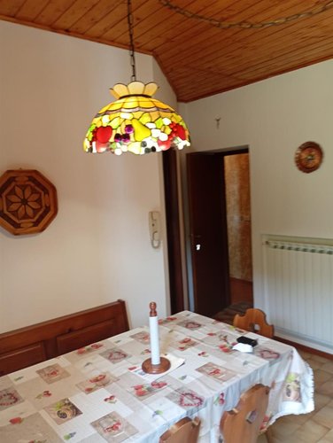 Serina, centralissimo trilocale arredato e balconato Serina