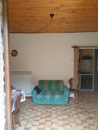 Serina, centralissimo trilocale arredato e balconato Serina