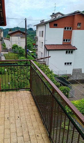 Serina, centralissimo trilocale arredato e balconato Serina