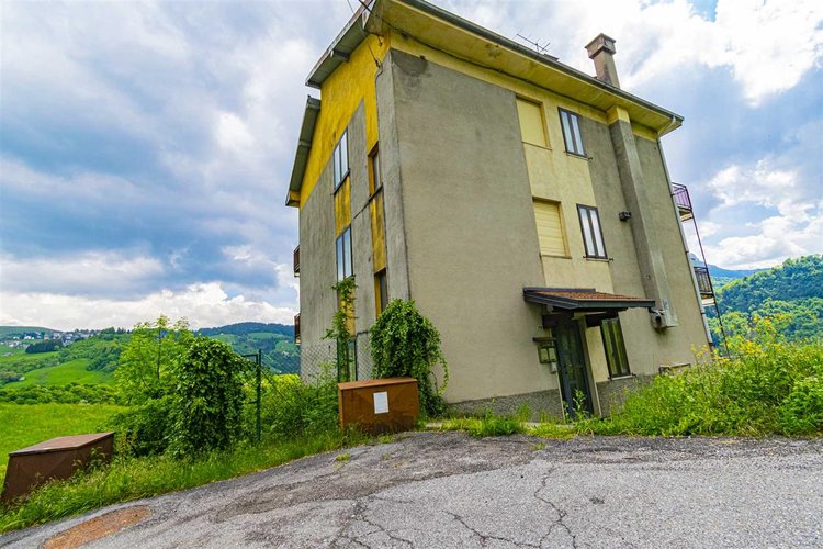 Oltre il Colle, immerso nel verde, quadrilocale con cantina e box auto Oltre il Colle