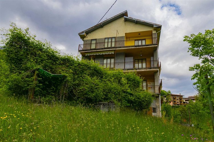 Oltre il Colle, immerso nel verde, quadrilocale con cantina e box auto