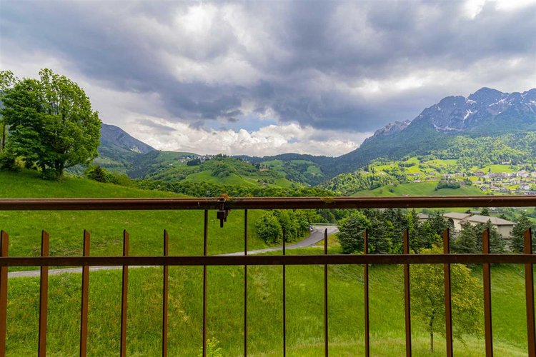 Oltre il Colle, immerso nel verde, quadrilocale con cantina e box auto Oltre il Colle
