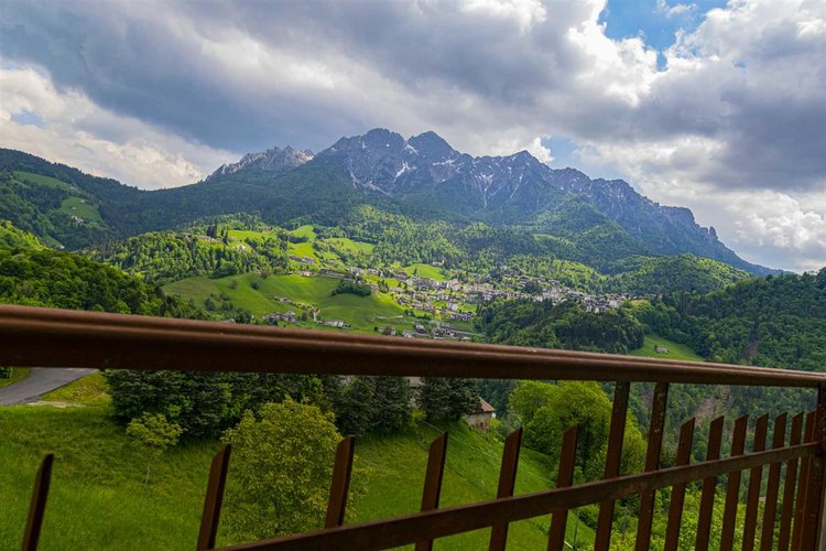 Oltre il Colle, immerso nel verde, quadrilocale con cantina e box auto Oltre il Colle