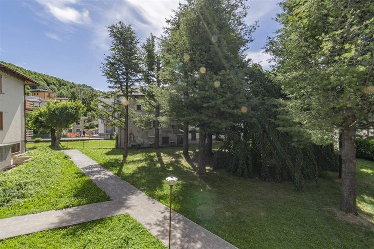 Fuipiano Imagna, in ottimo complesso residenziale, trilocale arredato con cantina e box Fuipiano Valle Imagna