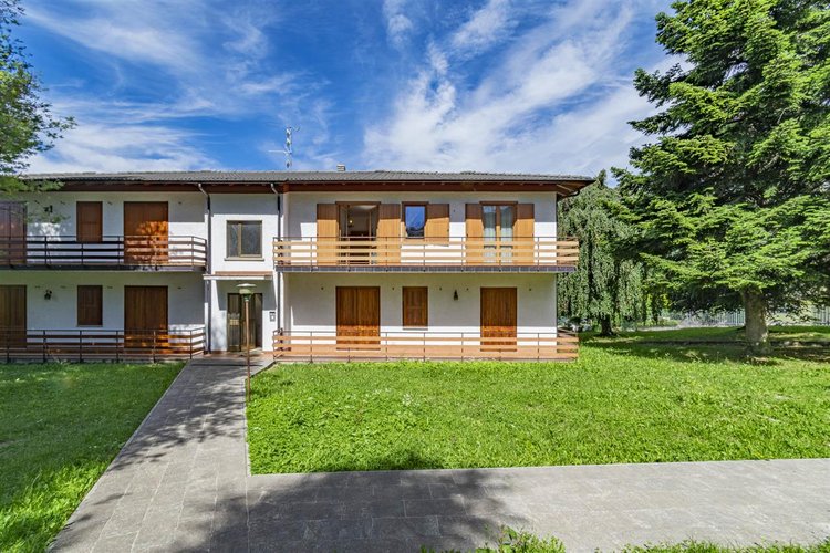 Fuipiano Imagna, in ottimo complesso residenziale, trilocale arredato con cantina e box