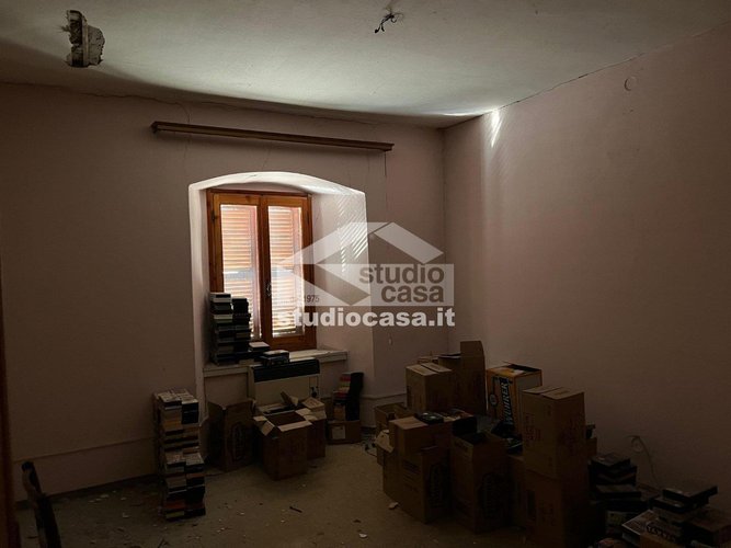 IN POSIZIONE CENTRALE E SERVITA!!! Lenna