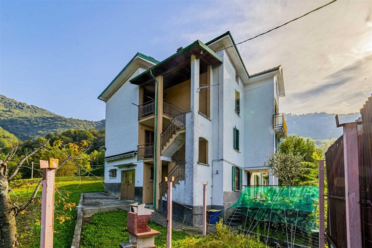 Corna Imagna in posizione fantastica indipendente porzione di casa su tre piani Corna Imagna