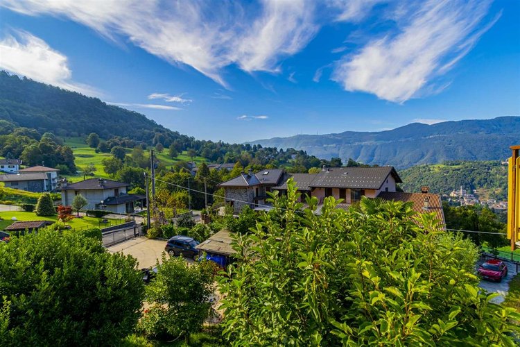 Corna Imagna in posizione fantastica indipendente porzione di casa su tre piani Corna Imagna