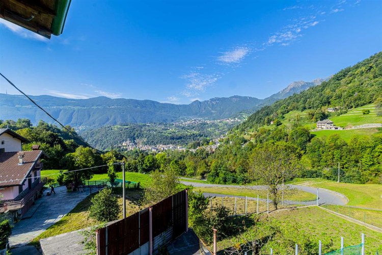 Corna Imagna in posizione fantastica indipendente porzione di casa su tre piani Corna Imagna