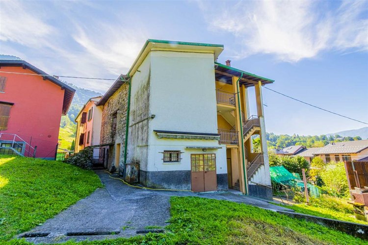 Corna Imagna in posizione fantastica indipendente porzione di casa su tre piani Corna Imagna