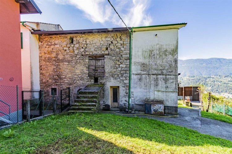 Corna Imagna in posizione fantastica indipendente porzione di casa su tre piani Corna Imagna