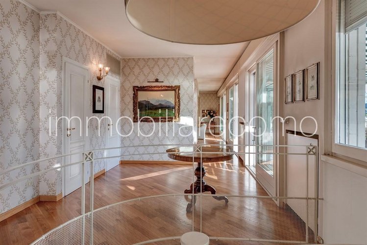 COMO – PENTHOUSE WITH SPECTACULAR CITY AND LAKE VIEWS Como